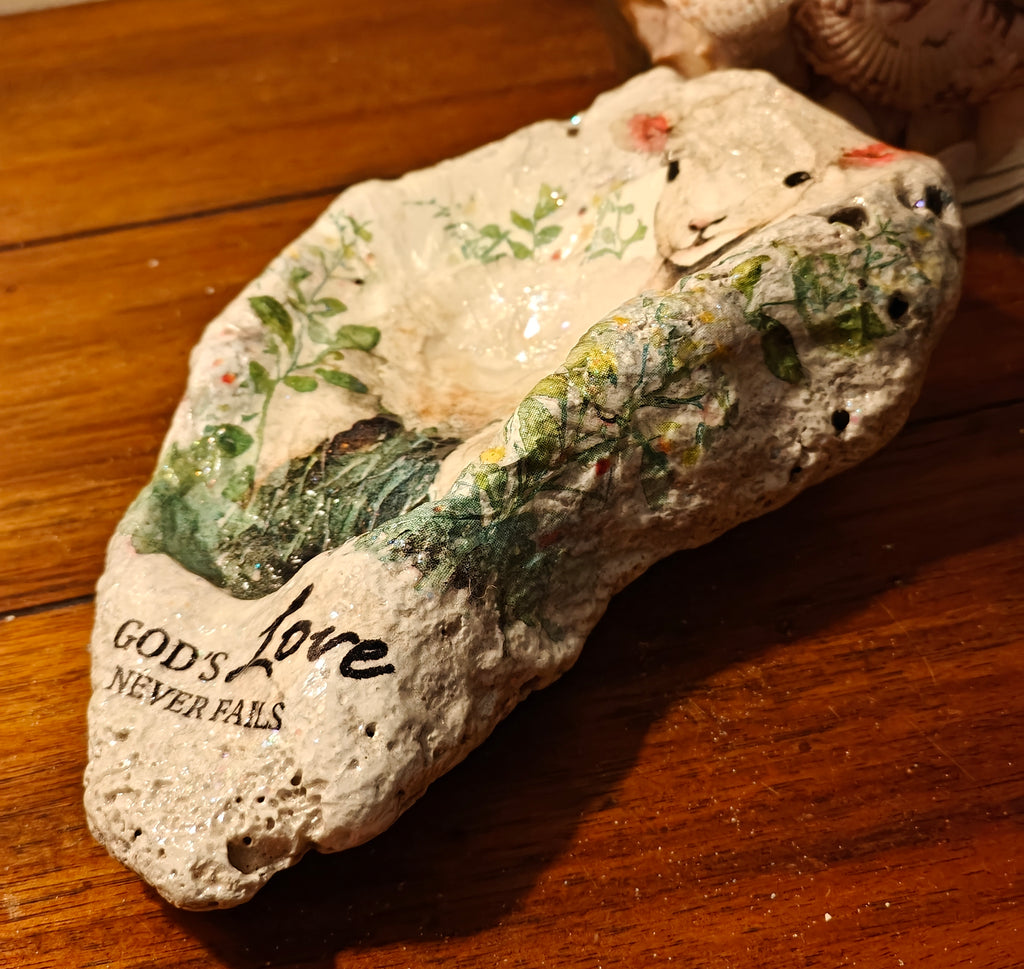 God’s Love Never Fails' Natural Shell Decor