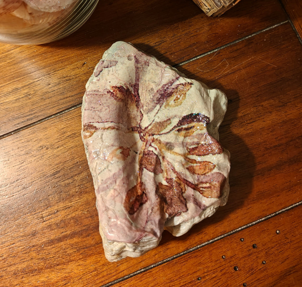 "We love because he first loved us", decorative shell
