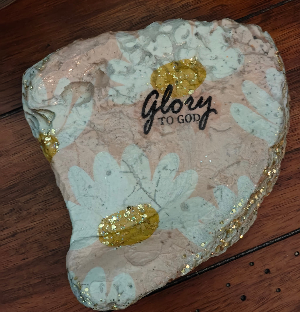 Glory to God" Natural Pink Shell – Hand-Designed Daisy Motif – Medium