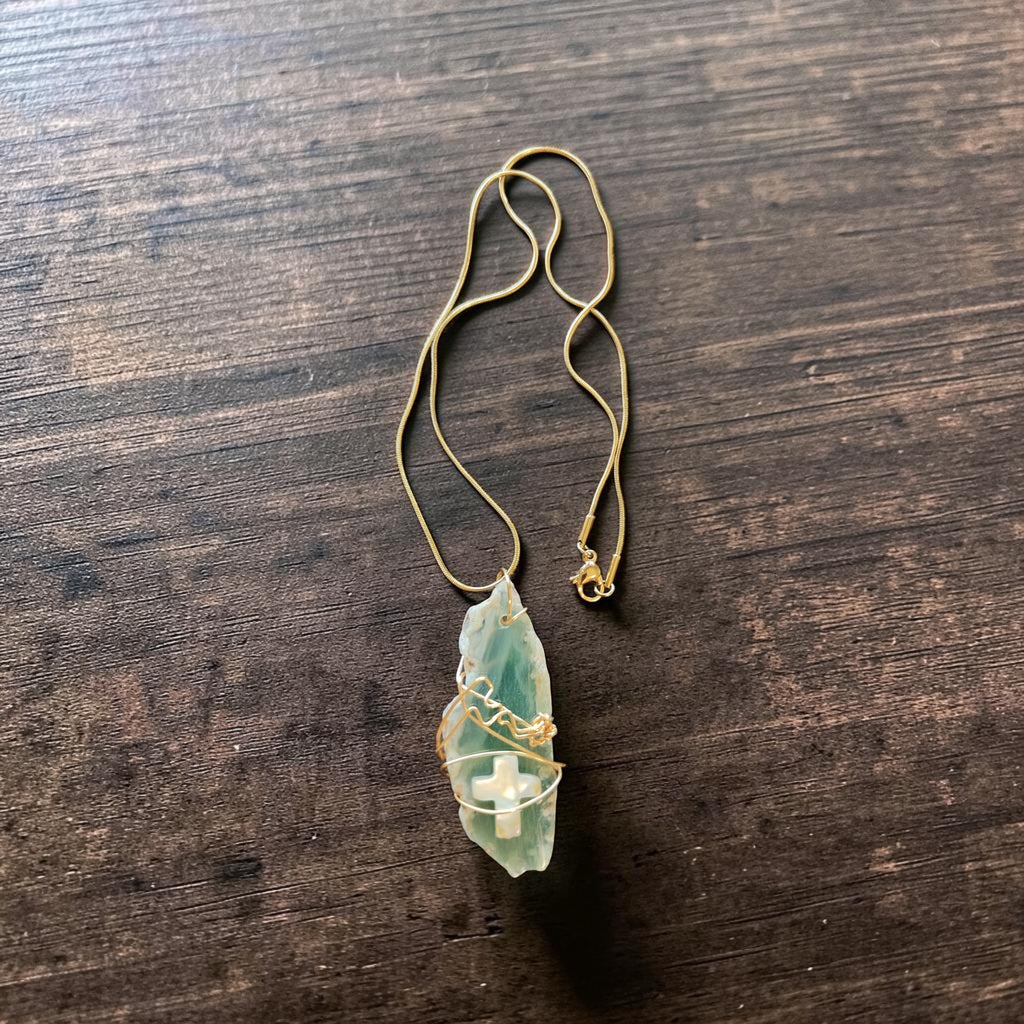 Teal Green & Cream Wire-Wrapped Stone Necklace with Opalescent Accent – 18k Gold Plated