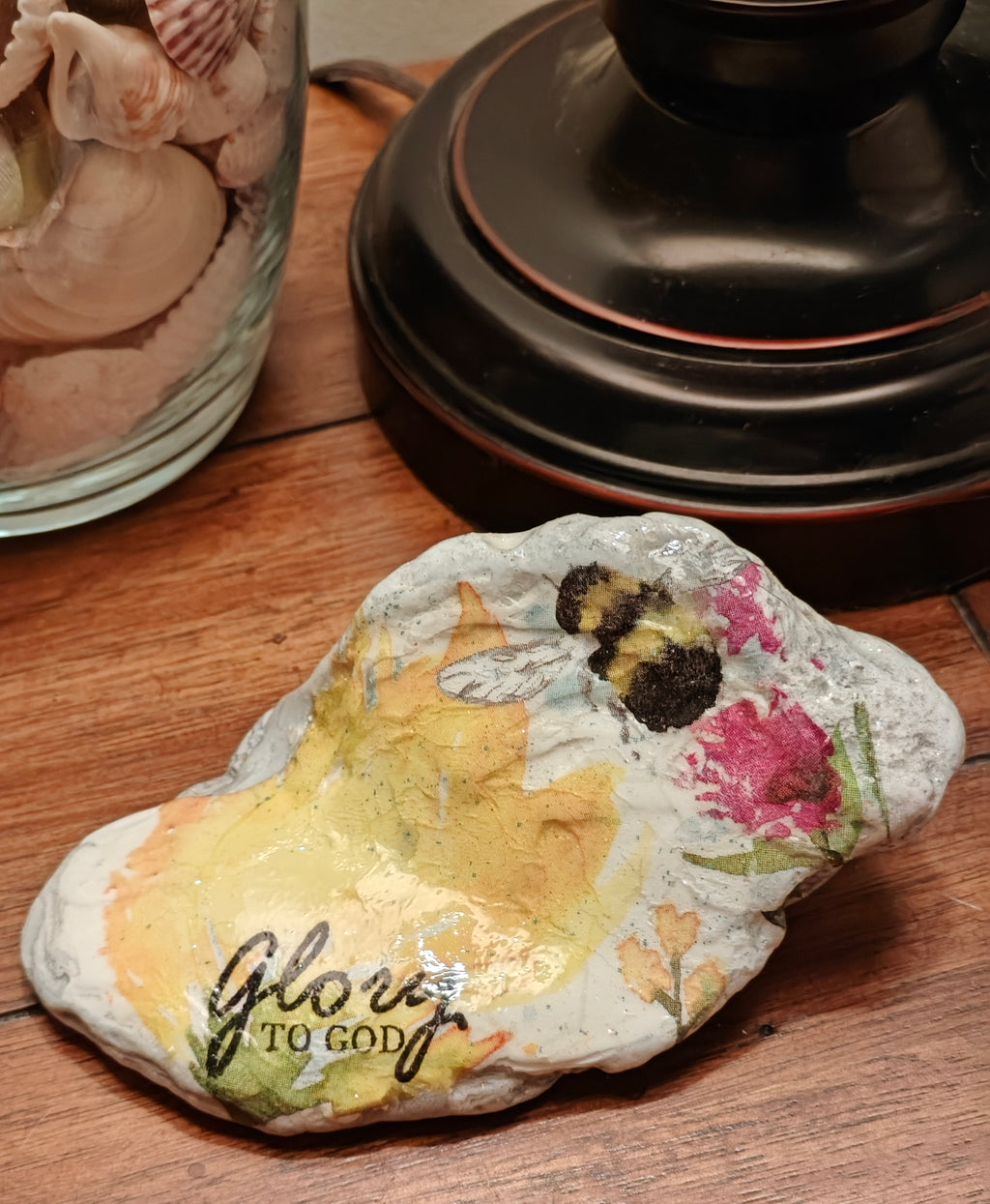 "Glory to God" Hand-Decorated Shell – Sun-Kissed Bumblebee & Yellow Flower