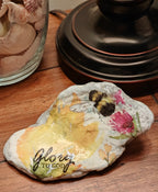 "Glory to God" Hand-Decorated Shell – Sun-Kissed Bumblebee & Yellow Flower