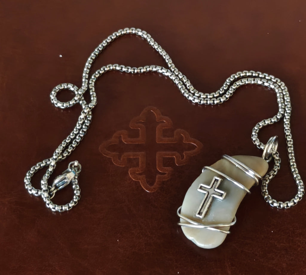 The Coastal Morning Anchor – Wire-Wrapped Pebble Cross