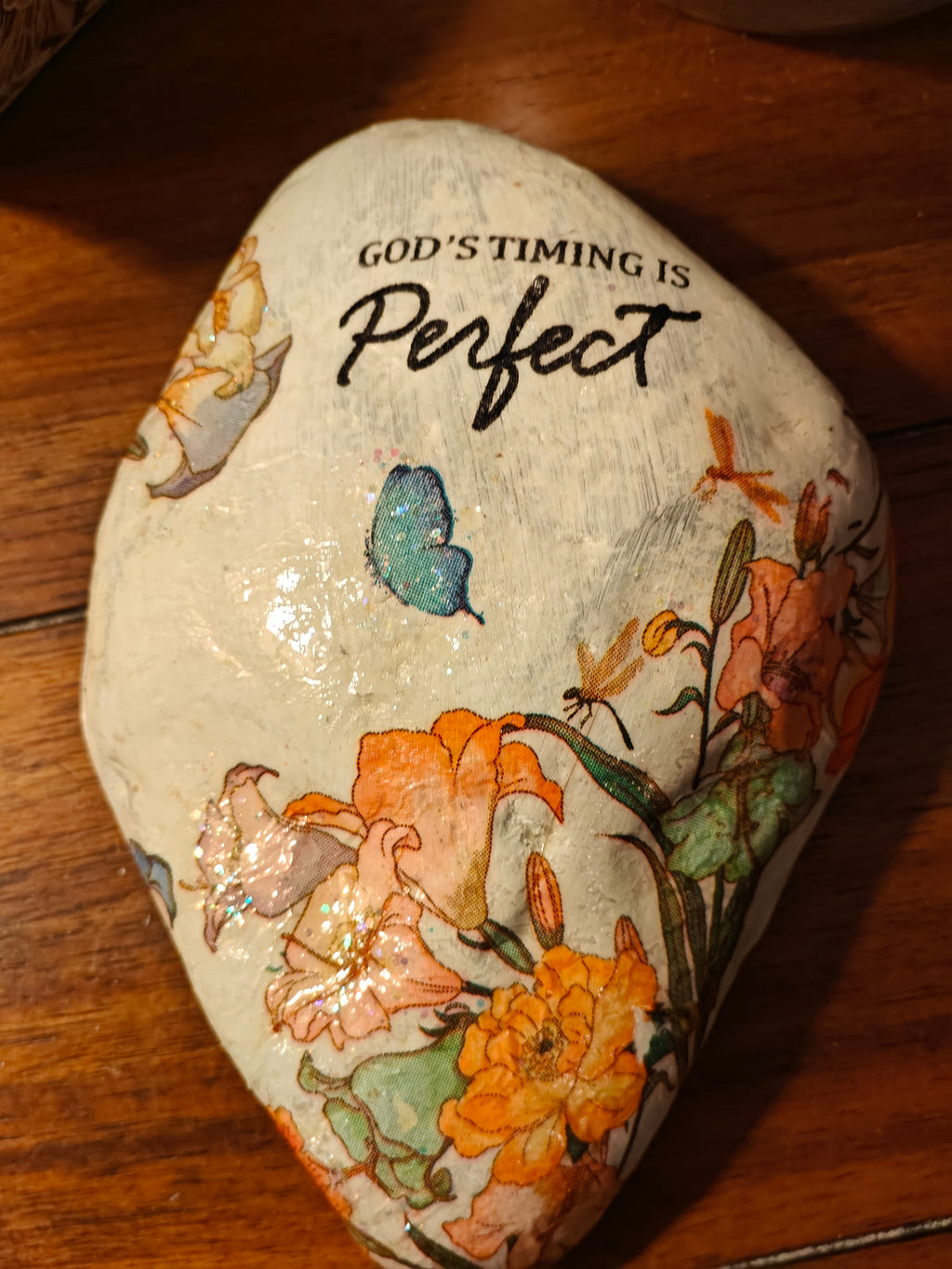 God’s Timing is Perfect" Hand-Designed Floral Stone – Medium Off-White Decor