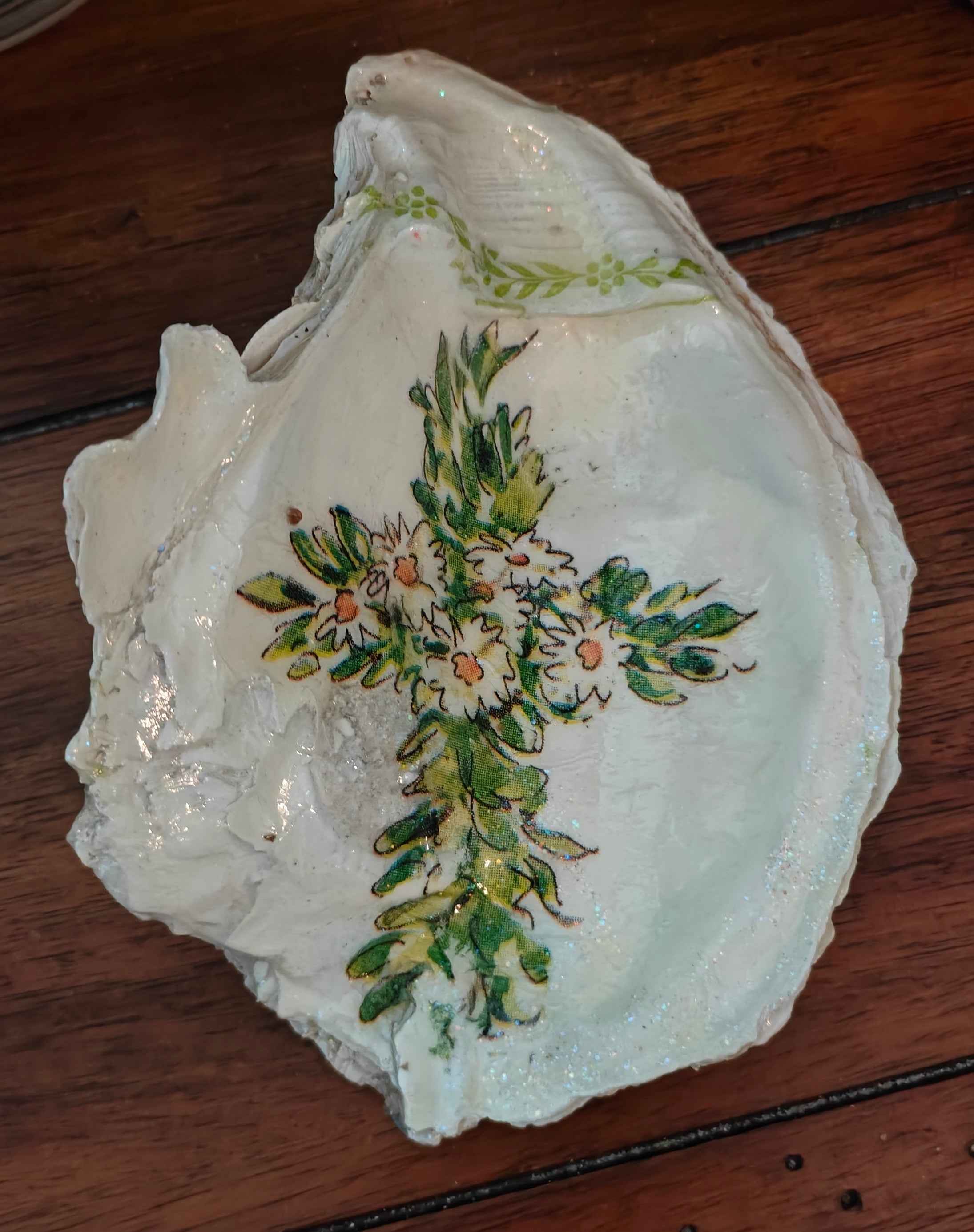 Botanical Daisy Cross Natural Shell – Small Hand-Decorated Faith