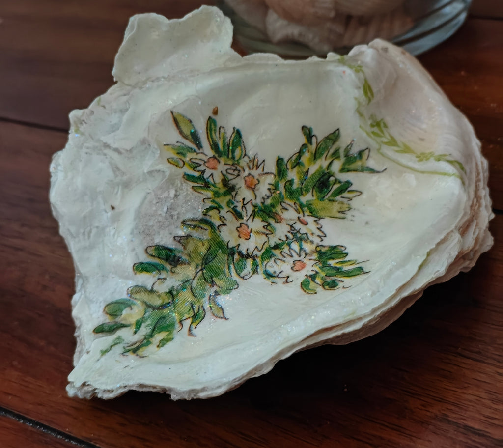 Botanical Daisy Cross Natural Shell – Small Hand-Decorated Faith