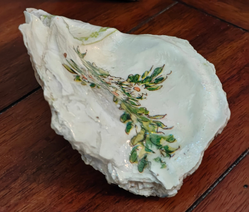 Botanical Daisy Cross Natural Shell – Small Hand-Decorated Faith