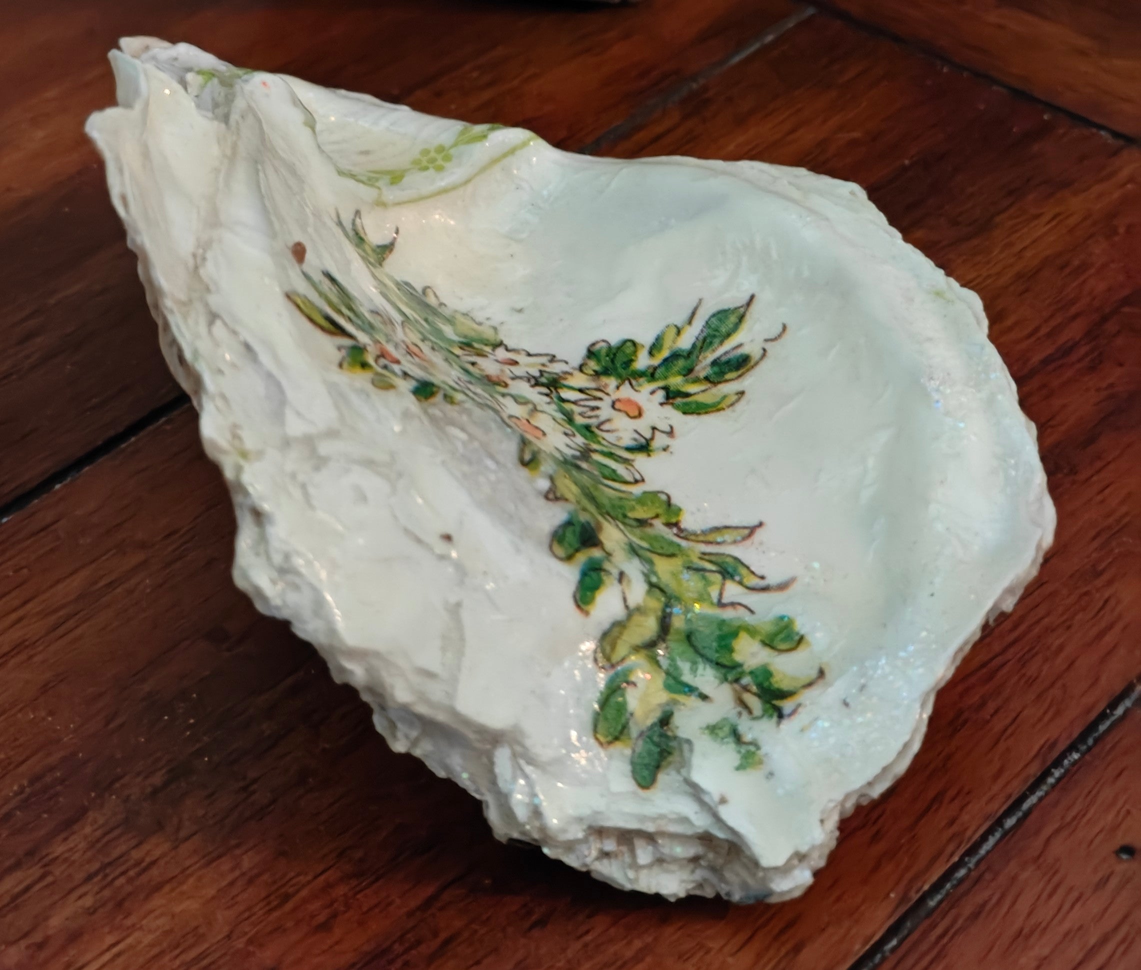 Botanical Daisy Cross Natural Shell – Small Hand-Decorated Faith